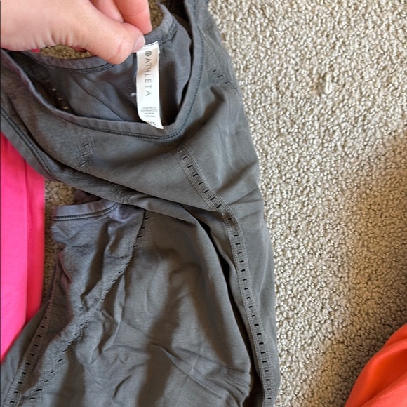 Women's Assorted Activewear Tops (Lulu Lemon) - Picture 8 of 9